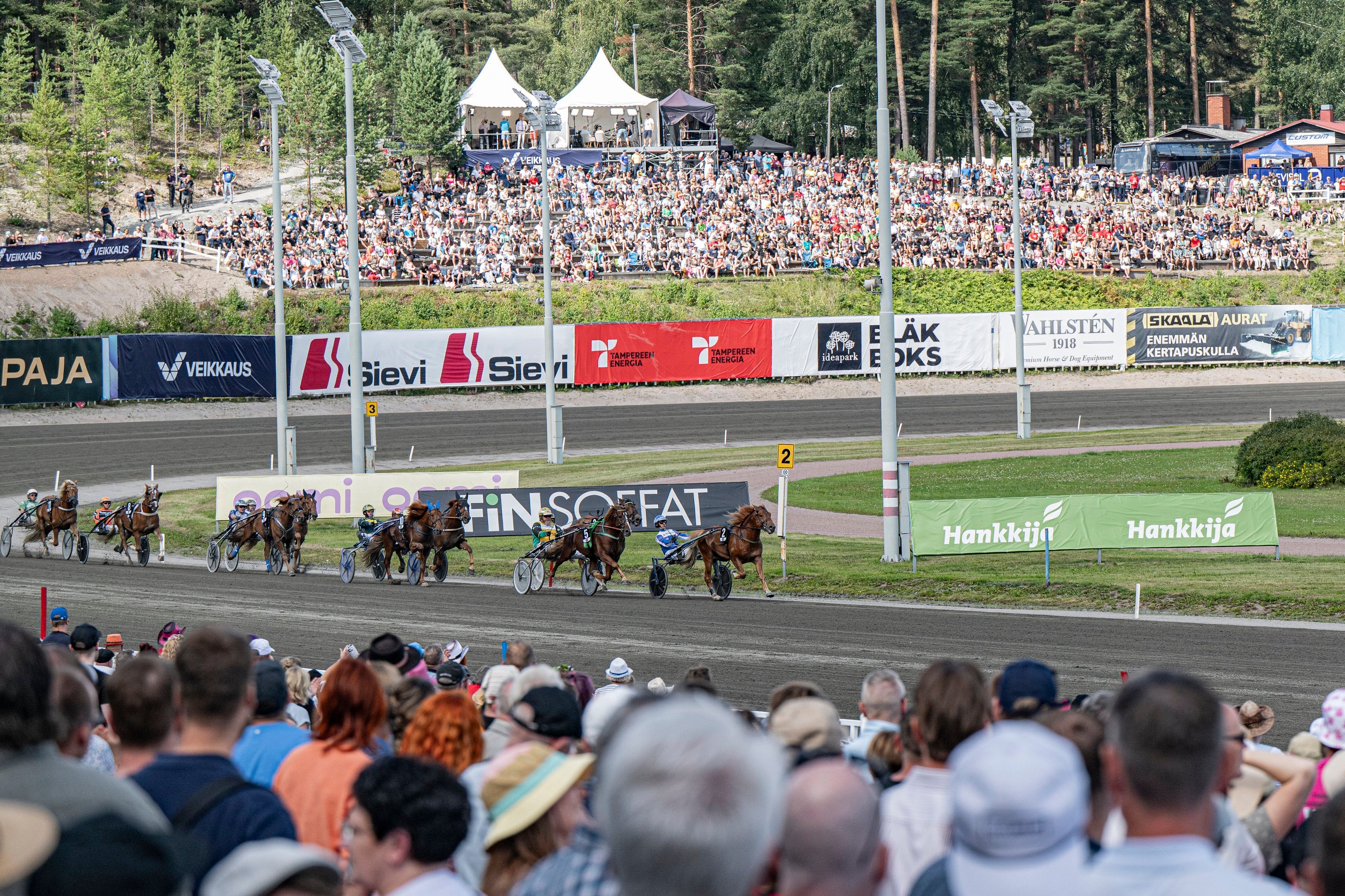 ravikilpailu, paljon yleisöä ja sponsorikylttejä